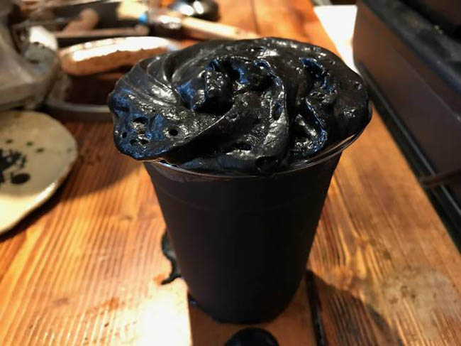 Ly cà phê đen xì như nhựa đường cô đặc này đang làm mưa làm gió ẩm thực thế giới - 1