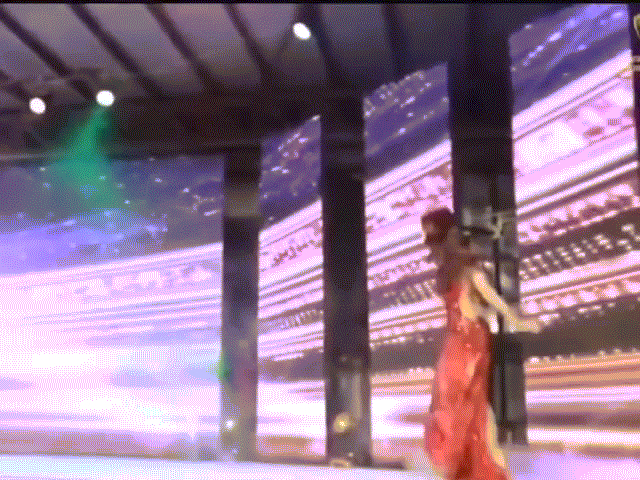 Diện váy nhái, thí sinh Hoa hậu Trái đất Myanmar "vồ ếch" trên sân khấu