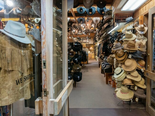 Mũ cao bồi là sản phẩm đặc trưng của thị trấn miền Tây nước Mỹ này. Một cửa hàng bán hàng trăm chiếc mũ cao bồi với nhiều màu sắc và kiểu dáng khác nhau.