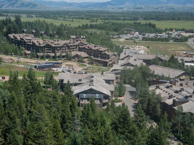 Jackson Hole Mountain Resort không chỉ là một điểm đến trượt tuyết. Trong những tháng mùa hè, nó cung cấp nhiều hoạt động cho du khách, như điều khiển xe điện đến đạp xe leo núi và các buổi hòa nhạc ngoài trời.