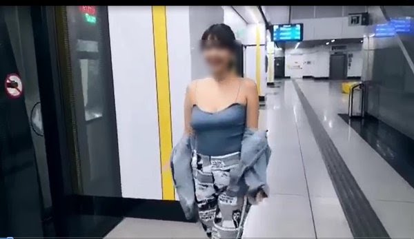 Gái trẻ thản nhiên cởi áo, uốn éo gợi tình trong tàu điện ngầm - 1