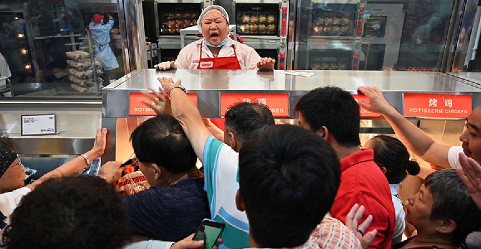 Siêu thị của hãng bán lẻ Costco nhanh chóng "cháy hàng" trong ngày đầu mở của tại Thượng Hải (Ảnh: Hector Retamal)