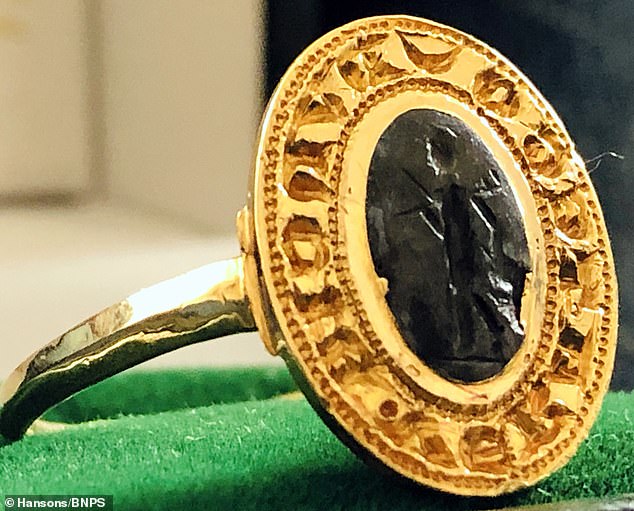Chiếc nhẫn là cổ vật thời trung cổ có niên đại 670 năm (Nguồn: Dailymail)