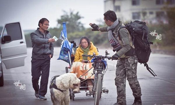 Cặp đôi từ chối nhận tiền ủng hộ từ người hảo tâm.