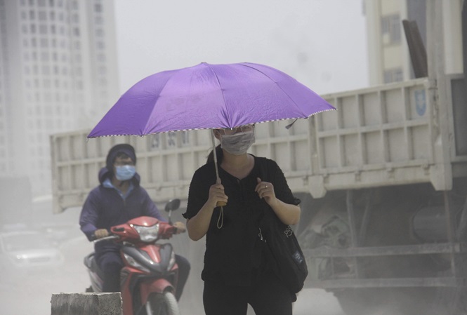 Hà Nội bụi mù mịt trên đường Phạm Văn Đồng. Ảnh chụp ngày 10/8/2019 Ảnh: Lê Huy