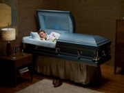 Ngủ trong quan tài, nghề rùng rợn ở ngay chính Việt Nam