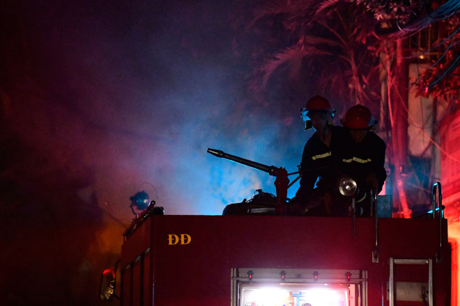 Giữa cột khói dày đặc là những tiếng gọi đồng đội phối hợp làm nhiệm vụ cứu hỏa.