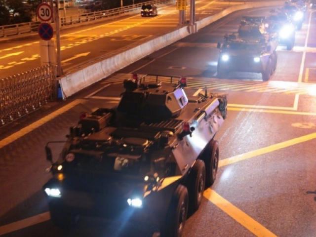 Điểm khác thường của hàng loạt xe bọc thép chở binh sĩ Trung Quốc tiến vào Hong Kong