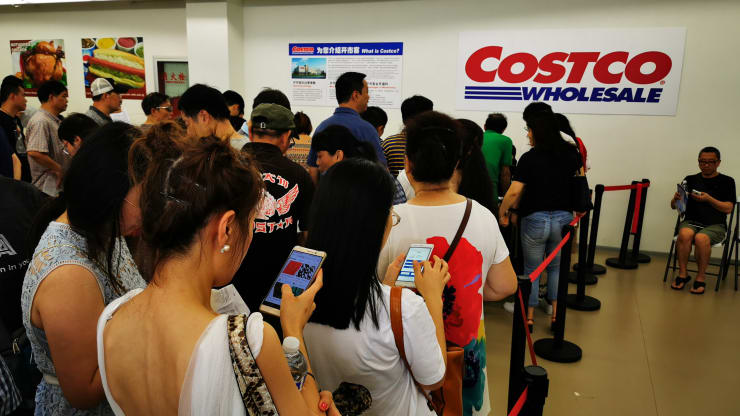 Người Trung Quốc xếp hàng chờ đăng ký thẻ thành viên của Costco.