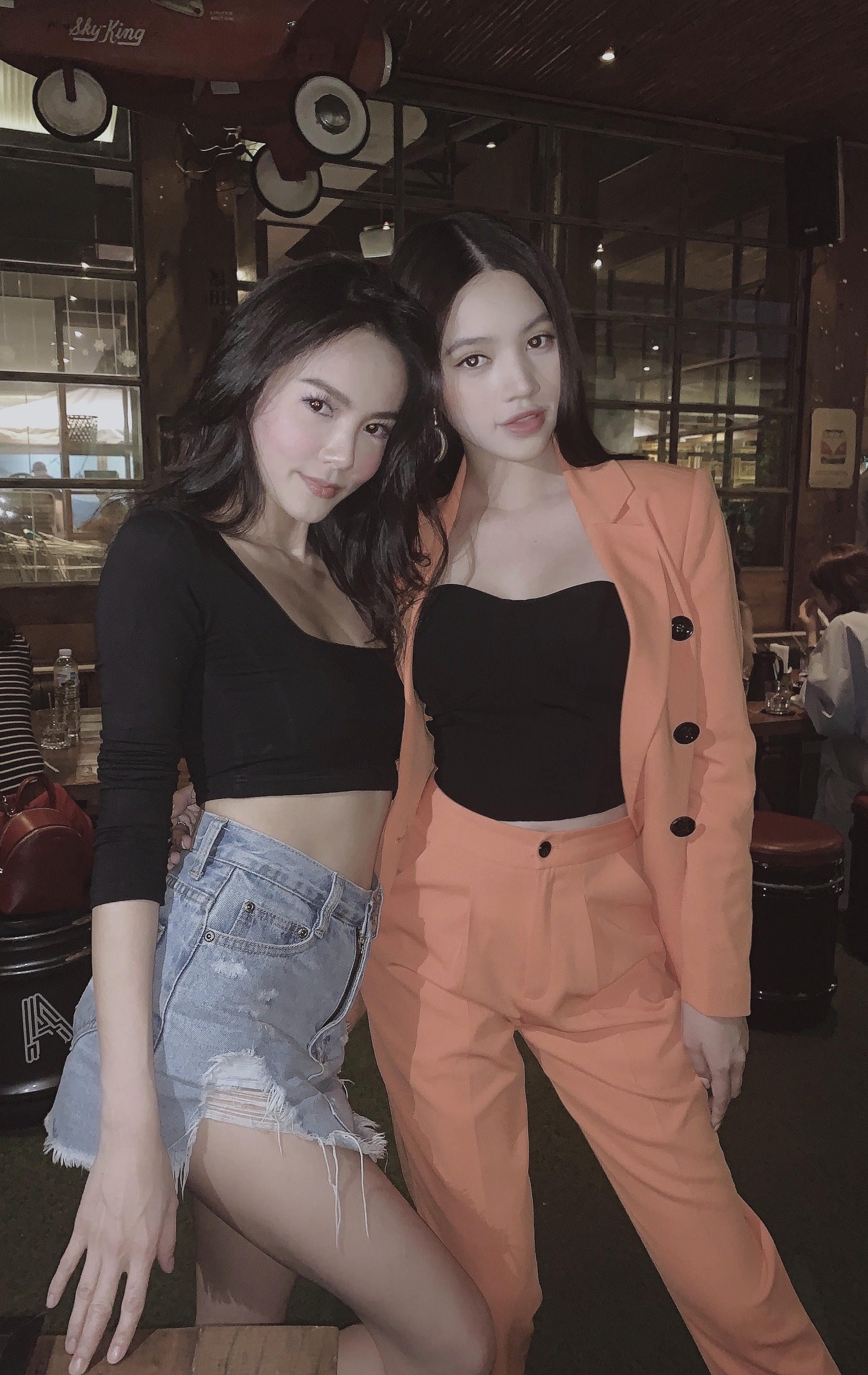 Jolie Nguyễn sang Thái Lan ủng hộ concert của bạn thân