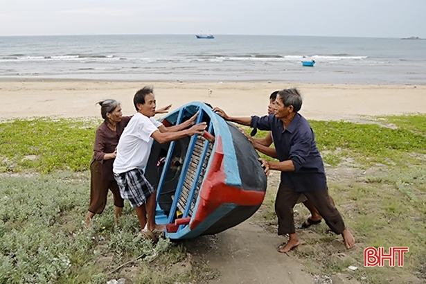 Nhiều tàu, thuyền, ghe đã được đưa lên bờ. Ảnh Báo Hà Tĩnh.