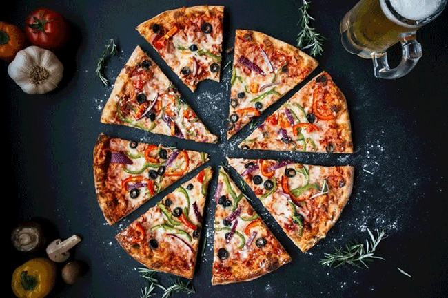 2. Pizza gồm lớp đế bằng bột mì, thêm nước sốt nhiều đường và muối, nhân nhiều thịt và phô mai béo bão hòa gây sức ép cho các cơ quan trong cơ thể. Nếu ăn pizza quá thường xuyên có thể ảnh hưởng xấu tới sức khỏe của tim.
