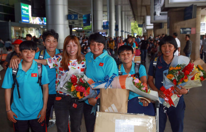 Các cô gái vàng Việt Nam rạng rỡ trong ngày trở về. Ảnh: QUANG LIÊM
