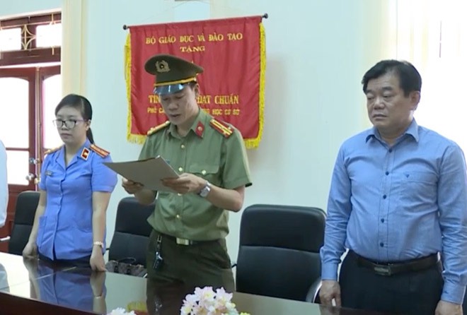 Ông Hoàng Tiến Đức (bìa phải), cựu Giám đốc Sở GD-ĐT tỉnh Sơn La
