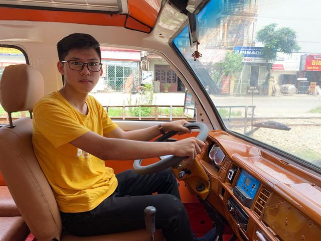 Việt Cường chế tạo chiếc xe điện chạy bằng năng lượng mặt trời kiểu dáng Volkswagen Roadtrip. Ảnh: Dân Trí.