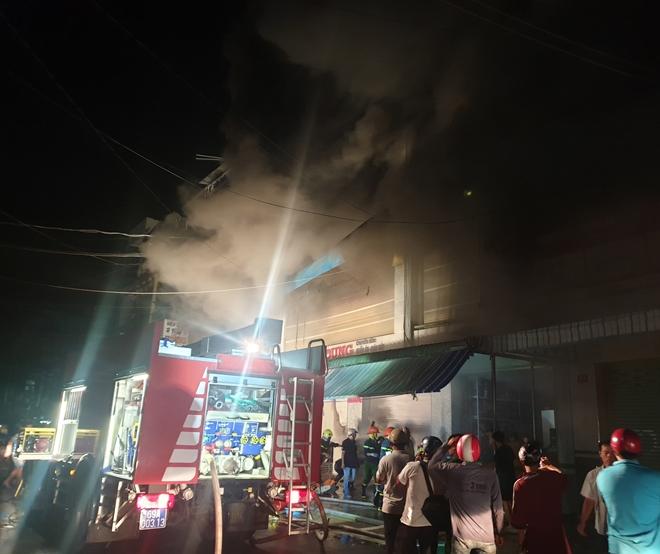 Cháy lớn ở chợ đầu mối Cà Mau, 5 người bị thương - 1