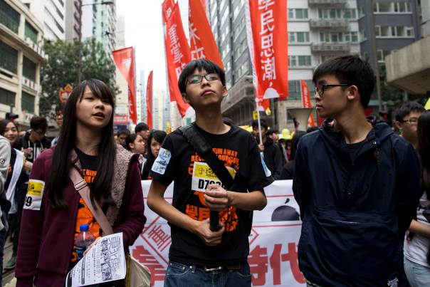 &nbsp;2 nhà hoạt động sinh viên&nbsp;Joshua Hoàng&nbsp;(giữa) và Agnes Châu (trái)&nbsp;đã bị bắt giữ vào sáng nay (Ảnh:Reuters)