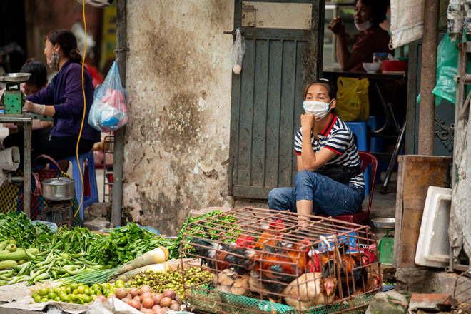 Các hàng rau, củ quả ế khách vì có ít người dân mua. Nhiều người lo ngại ăn rau gần khu vực sẽ bị ảnh hưởng tới sức khoẻ.