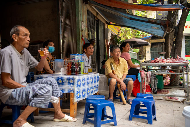 &nbsp;Người dân ngồi uống trà trên vỉa hè phố Hạ Đình, ngay gần khu vực xưởng bóng đèn, phích nước mới bị cháy.