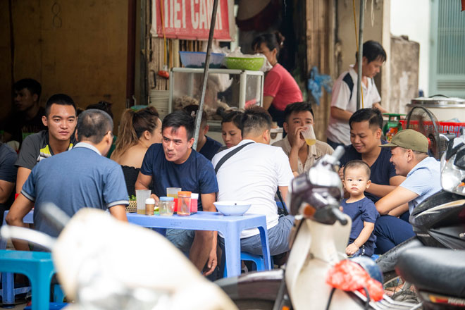 Cháy nhà kho Rạng Đông: “Gia đình tôi phải di tản vì mùi nồng nặc, khó thở” - 9