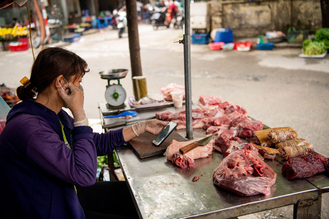 Hàng bán thịt bày bán trên phố Hạ Đình