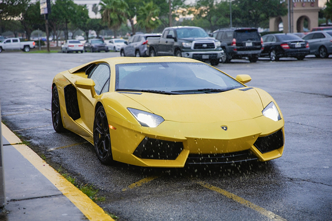 Giữa tháng 7, Nguyễn Hồng Nhung gây choáng lái siêu xe hiệu Lamborghini, màu vàng nổi bật, trị giá 500.000 USD đi sự kiện. 