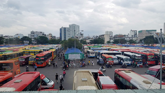 “Dự báo trong 2 ngày 30 và 31/8 lượng hành khách có thể đạt gần 40.000 khách/ngày. Ngoài ra, bến xe Miền Đông cũng kiến nghị Sở Giao thông vận tải về mức điều chỉnh tăng giá cước vận tải phục vụ hành khách trong thời gian phục vụ lễ Quốc khánh 2/9 sử dụng vé do bến xe Miền Đông phát hành để bán vé cho các xe tăng cường trái tuyến, xe hợp đồng, xe buýt tăng cường”, ông Huy nói.