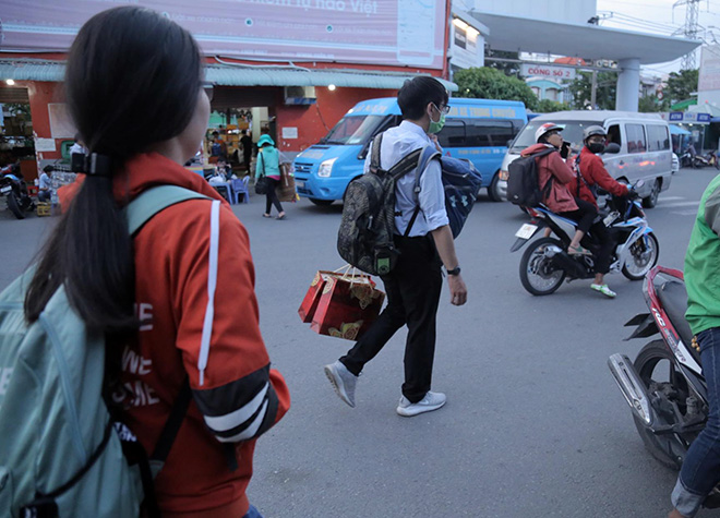 Một số người mang theo bánh trung thu về làm quà cho gia đình. Cũng trong chiều nay, trên tuyến Quốc lộ 1 (huyện Bình Chánh) hướng về các tỉnh miền Tây, khu vực phà Cát Lái (quận 2)&nbsp; cũng xảy ra ùn tắc do lượng người đổ về quê đông.