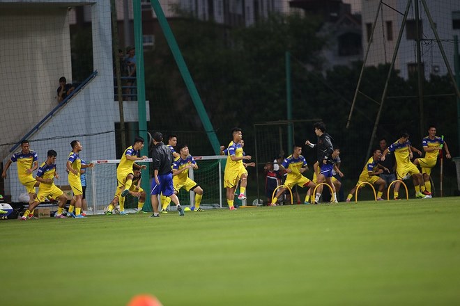 Chùm ảnh: ĐT Việt Nam luyện quân trong mưa gió sẵn sàng đấu Messi Thái - 6