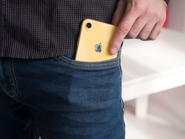 Có nên để iPhone và điện thoại Samsung vào túi quần không?