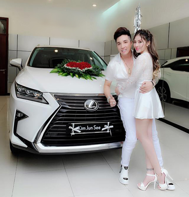 Trước đó, Lâm Chấn Khang tặng bạn gái xe hơi 4 tỷ làm quà cầu hôn khiến công chúng ngỡ ngàng.
