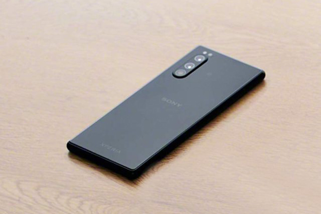 Mọi người cũng có thể thấy rằng nó vẫn giữ thiết lập 3 camera ở mặt phía sau như Xperia 1, nhưng chuyển sang phía bên trái thay vì ở giữa.