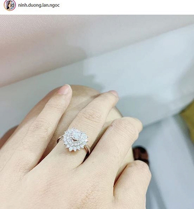 Đầu năm 2019, Ninh Dương Lan Ngọc cũng tự thưởng cho bản thân khi tậu về chiếc nhẫn kim cương đắt giá.
