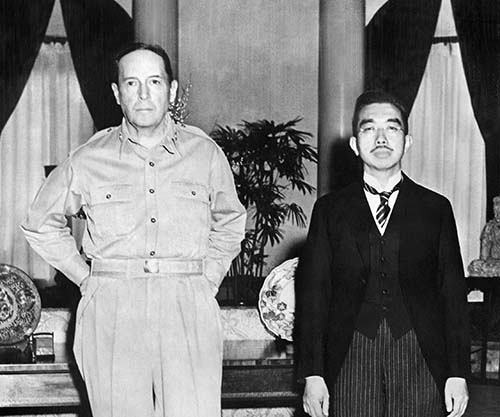 Bức ảnh chụp tướng MacArthur (trái) và Nhật hoàng Hirohito trong cuộc gặp mặt ngày 27/9/1945