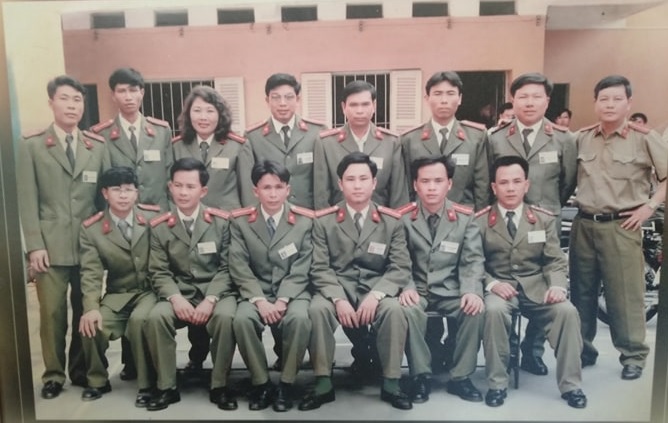 Bức ảnh chụp năm 1997 của 14 thành viên Đội Án tuyến (Đại tá Lê Hồng Thắng ngồi giữa, thứ 3 từ phải sang).