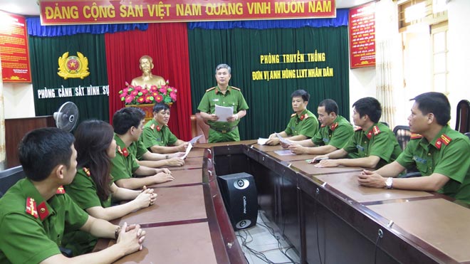 Đại tá Lê Hồng Thắng họp chuyên án với các đội nghiệp vụ.