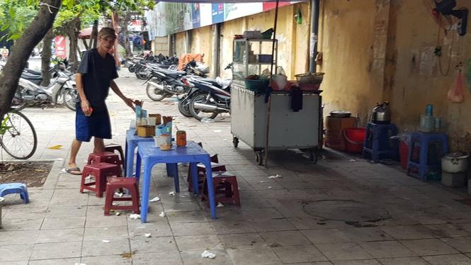 Các quán cơm, quán ăn vỉa hè xung quanh khu vực cũng trong tình trạng tương tự. Đa số chỉ phục vụ công nhân của Cty CP Rạng Đông.