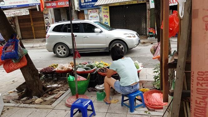 Được biết, sau khi có văn bản khuyến cáo không sử dụng thực phẩm quanh bán kính 1km vụ cháy của UBND phường Hạ Đình, các sạp hàng rau củ, thịt ở khu vực này đều vắng khách.