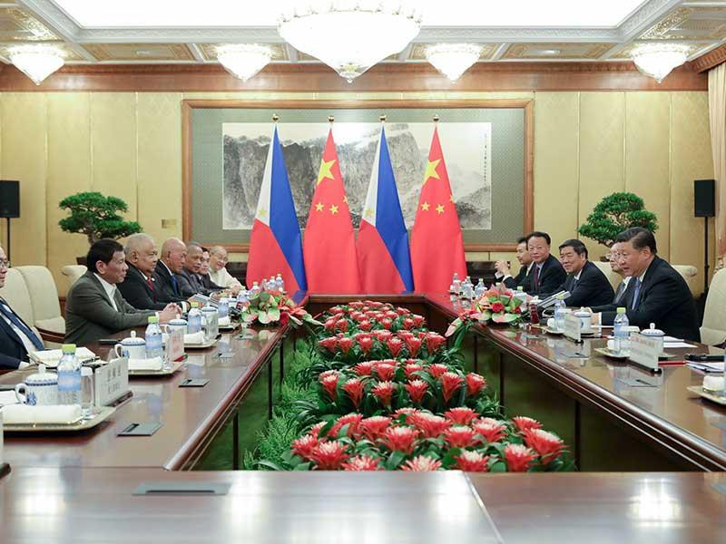 Chủ tịch Trung Quốc Tập Cận Bình (thứ hai bên phải) tiếp Tổng thống Philippines Rodrigo Duterte (thứ hai bên trái) tại nhà khách Điếu Ngư Đài ở Bắc Kinh ngày 29-8. Ảnh: INQUIRER