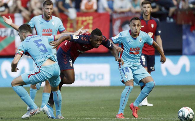 Osasuna (áo sáng) gây bất ngờ khi bất bại sau 2 lượt trận đầu và xếp trên Barca