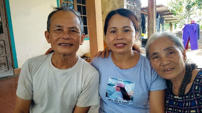 Chị Nhạn hạnh phúc khi được đoàn tụ với bố mẹ mình sau gần 25 năm lưu lạc Trung Quốc