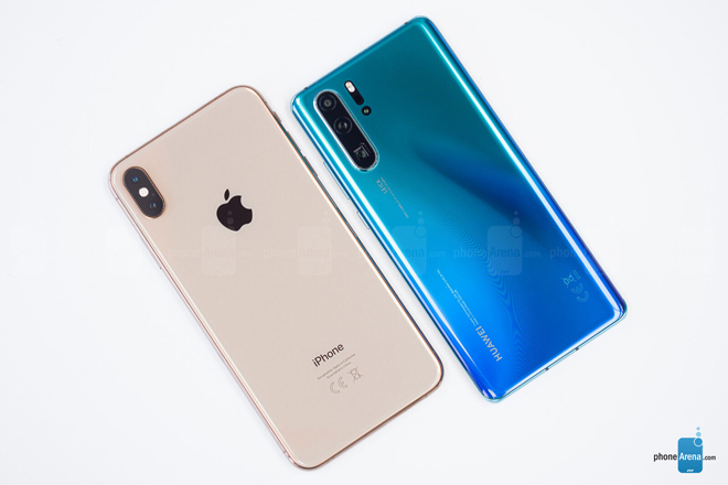 Huawei P30 Pro (phải) có mặt lưng bóng bẩy hơn.