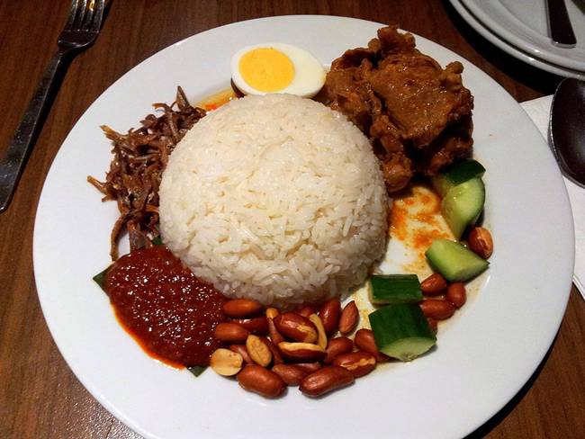 Nhờ bán các đĩa cơm&nbsp;Nasi Lemak hấp dẫn thực khách nên cô&nbsp;Saleha Abdulla &#40;Malaysia&#41; kiếm được 400.000 Ringit/tháng &#40;2,2 tỷ đồng&#41;..