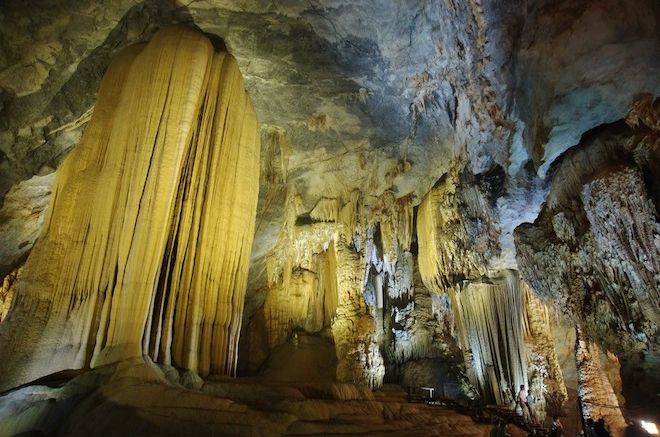 &nbsp;Bước vào hang động kỳ vĩ nhất châu Á này, du khách sẽ không khỏi ngỡ ngàng, thán phục trước vẻ đẹp tráng lệ của kỳ quan thiên nhiên được tạo hoá khéo léo kiến tạo từ hàng trăm triệu năm về trước.