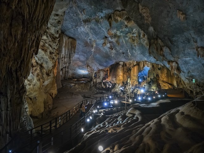 Trần hang động phẳng như có bàn tay tác động của con người, càng đến gần bờ suối càng thấp dần. (Ảnh: Antondat)