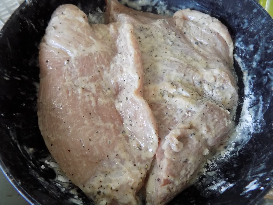 Bước 1: Thịt heo rửa sạch, để miếng to, nếu thịt quá dày thì cắt làm đôi. Ướp vào thịt muối tiêu ớt + đường + nước mắm rồi&nbsp;trộn đều. Sau đó cho bột chiên giòn cùng 2 muỗng canh nước vào trộn chung. Để thịt trong ngăn mát tủ lạnh 30 phút.