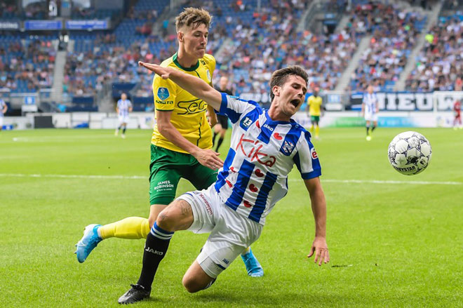 Heerenveen (áo xanh sọc trắng) vừa bị cầm hòa ngay trên sân nhà