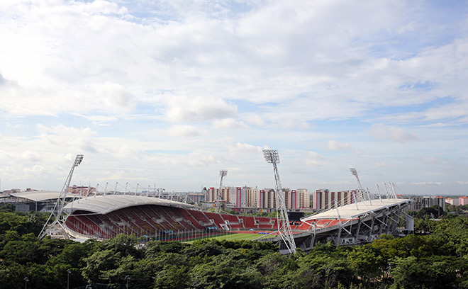 Sân vận động Thammasat nằm trong quần thể các công trình thể thao của trường đại học Thamasat, cách thủ đô Bangkok khoảng 30km.