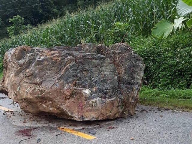 Tảng đá nặng hàng tấn rơi xuống đường quốc lộ, vương vãi vết máu