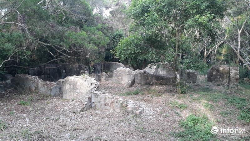 Nhiều dấu tích nền móng khu nghỉ dưỡng được cho là của vua Bảo Đại và thời Pháp được phát hiện dưới những cánh rừng trên núi Trường Lệ.